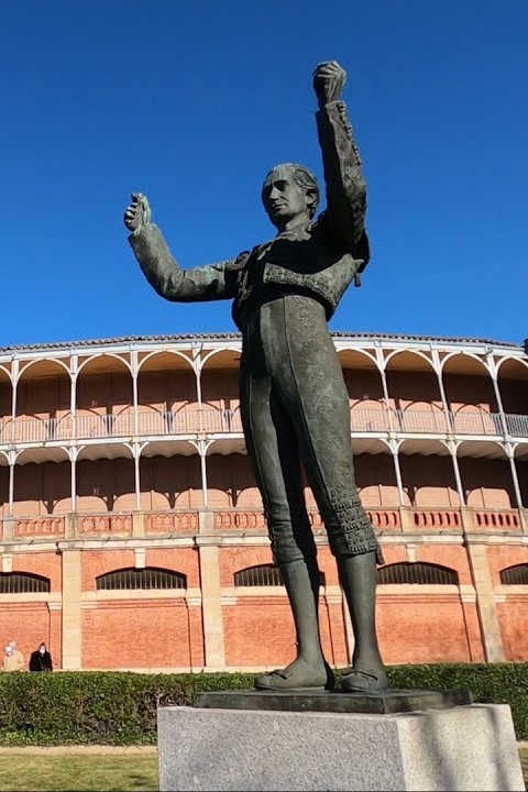 Estatua de Julio Robles  junto a la plaza de toros de La Glorieta