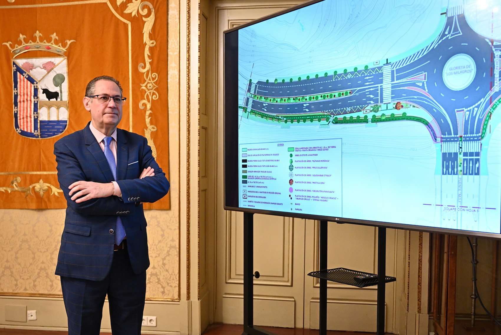 El concejal de Fomento  Fernando Carabias  junto al proyecto