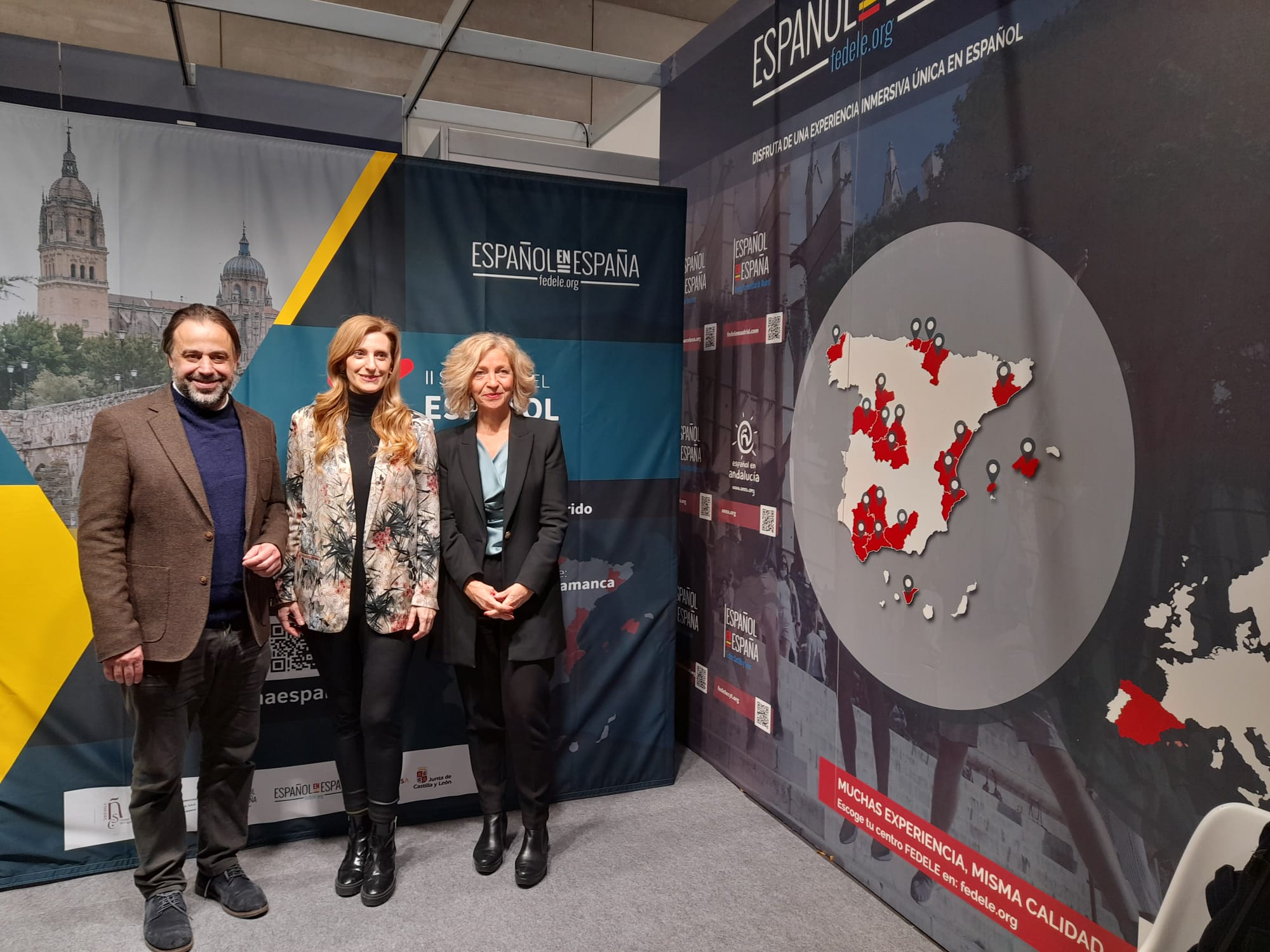 Fernando Castano junto a la viceconsejera de Accion Cultural y la presidenta de FEDELE