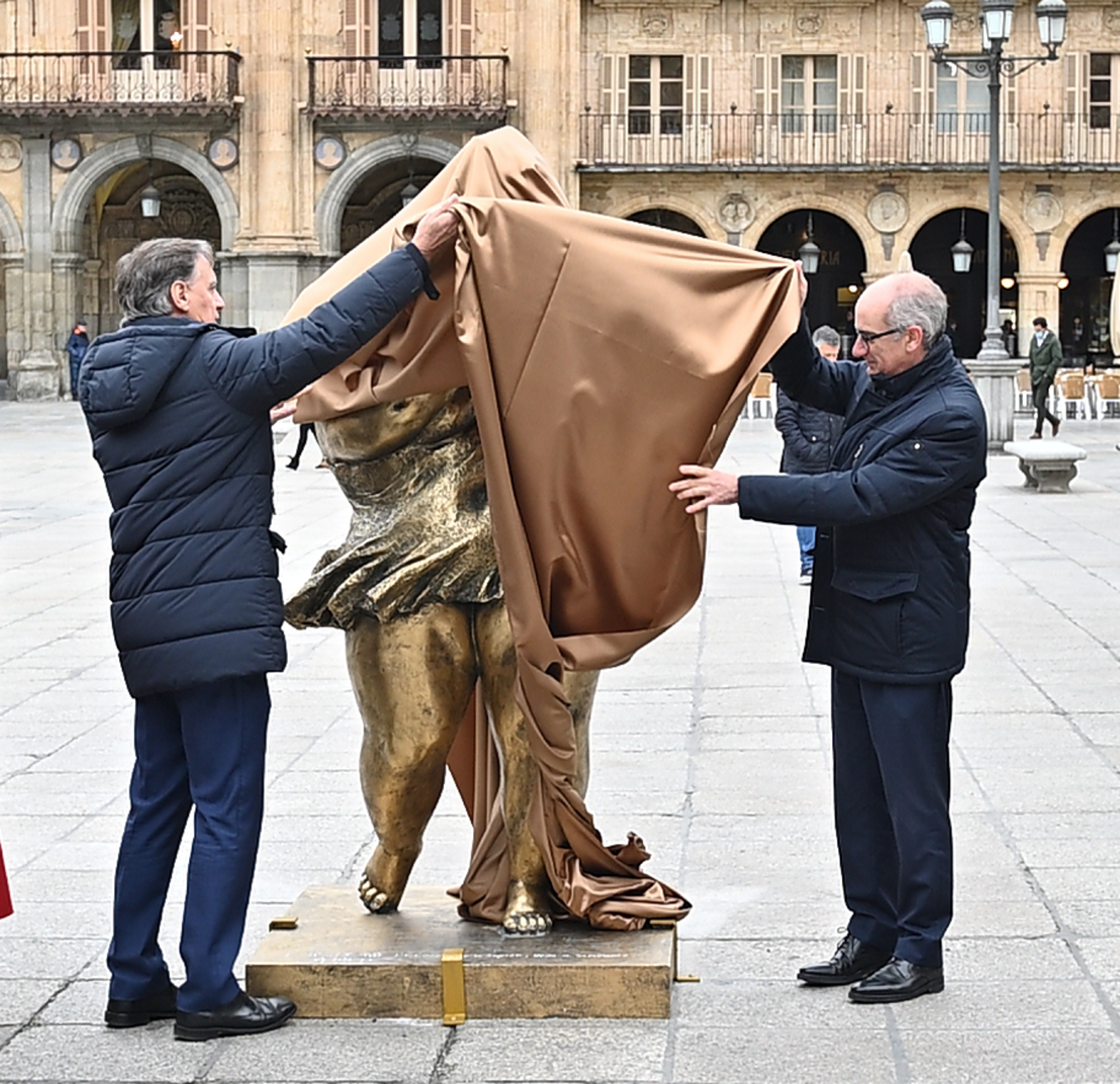 Carlos Garcia Carbayo presenta la nueva escultura del artista chino Xu Hongfei