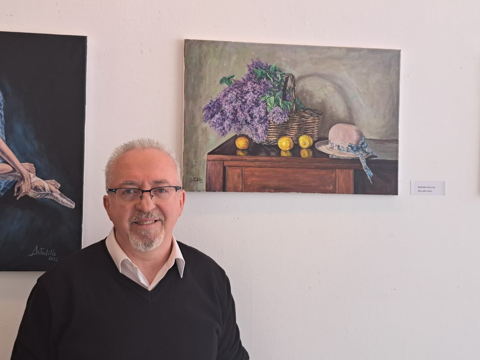 Juan Carlos Garcia Astudillo  junto a una de sus obras
