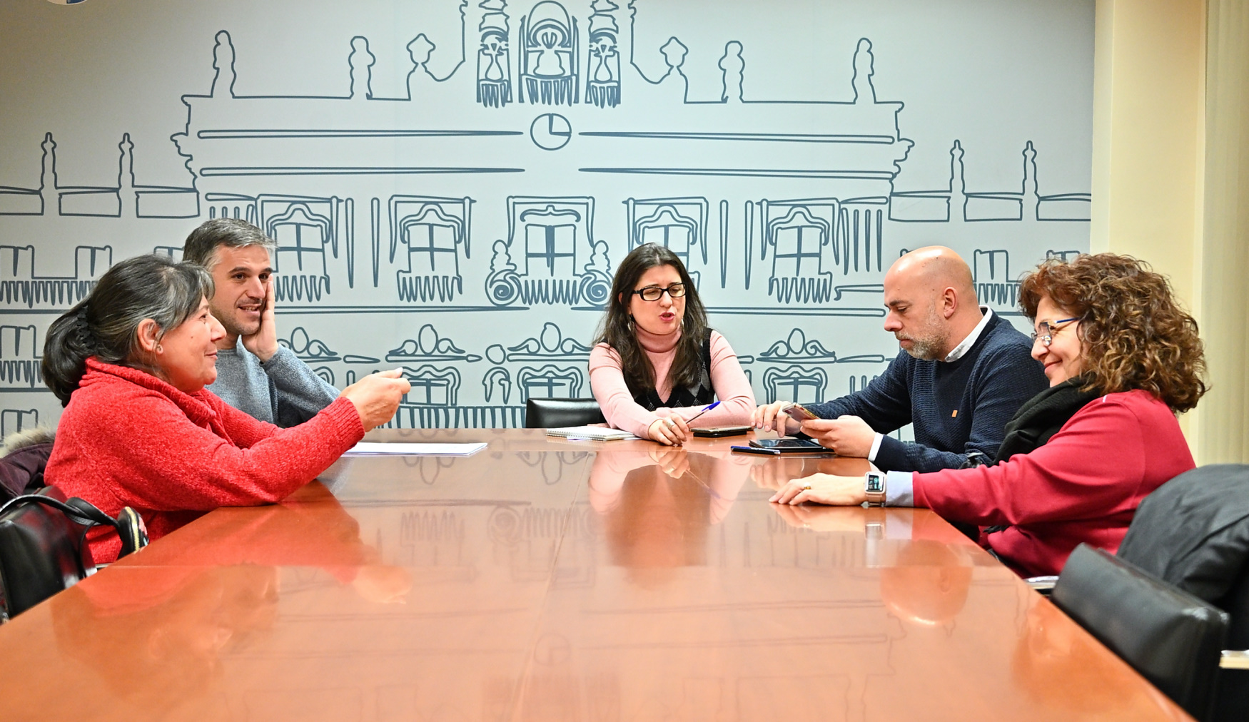 La concejala Miryam Rodriguez junto a miembros de la asociacion de Vecinos del barrio Blanco