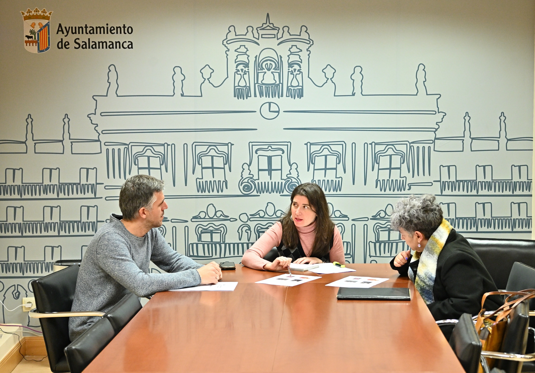 La concejala Miryam Rodriguez junto a la Asociacion de vecinos ZOES