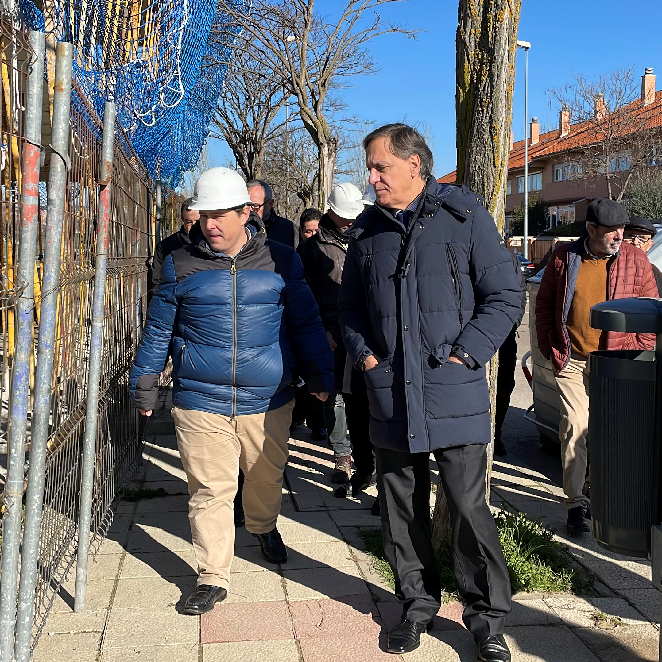 Garcia Carbayo visita las obras junto a miembros de FAMASA y asociaciones de mayores