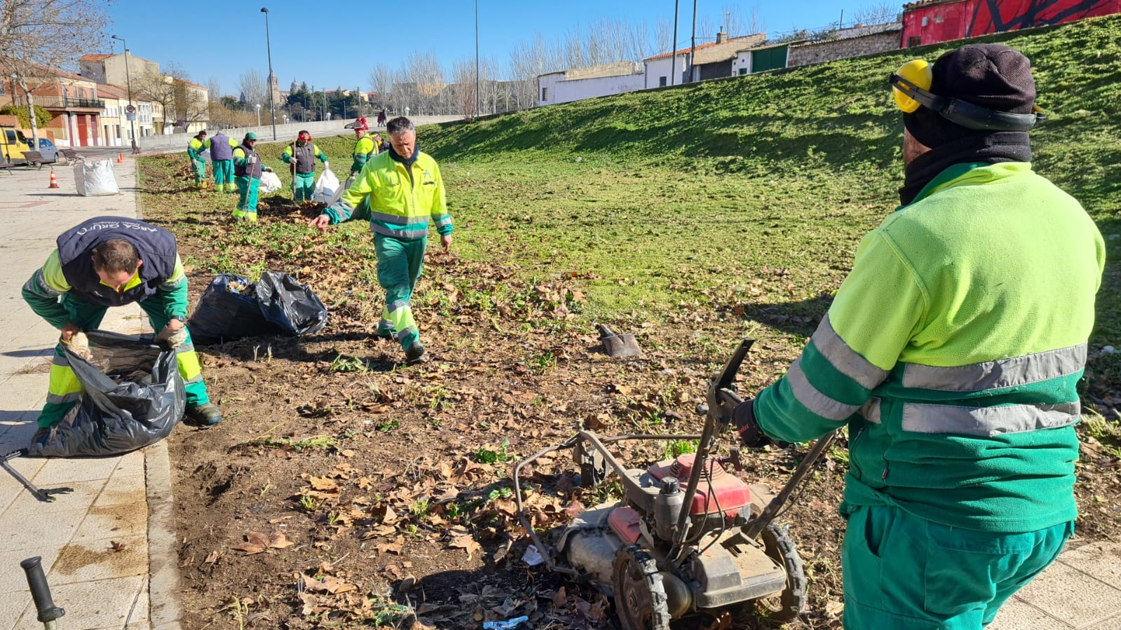Iniciados los trabajos de limpieza en solares y espacios municipales en el barrio de Chamberi