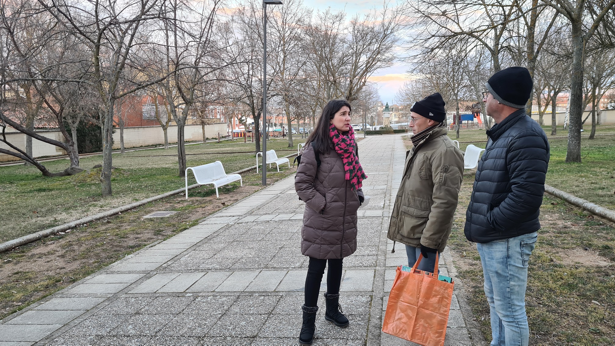 Visita de la concejala Miryam Rodriguez junto a vecinos de Tejares
