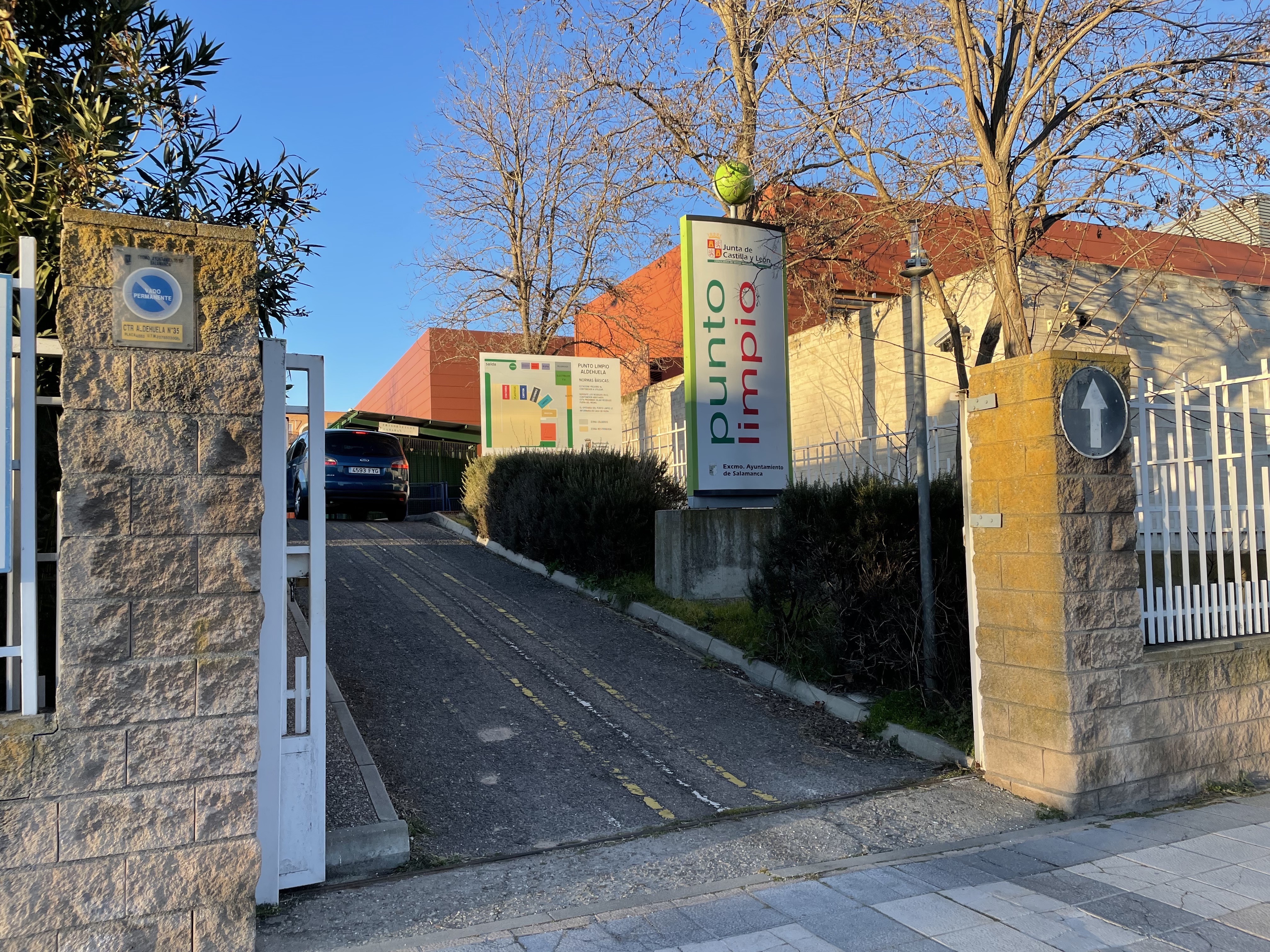 Entrada a uno de los Puntos Limpios de la ciudad