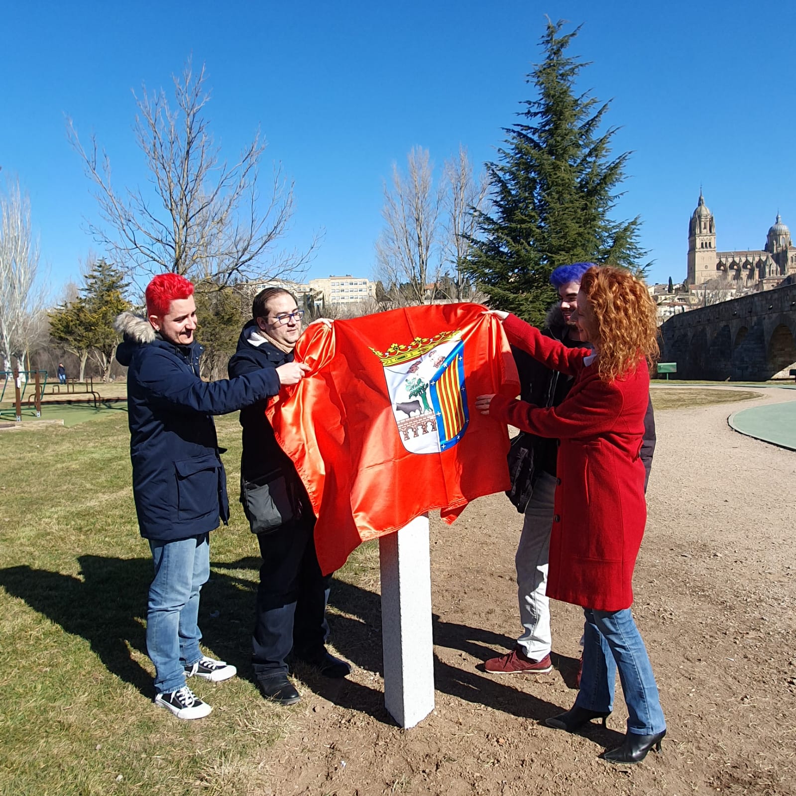 El Consistorio apoya al colectivo LGTBI  con la instalacion de un monolito junto al Tormes