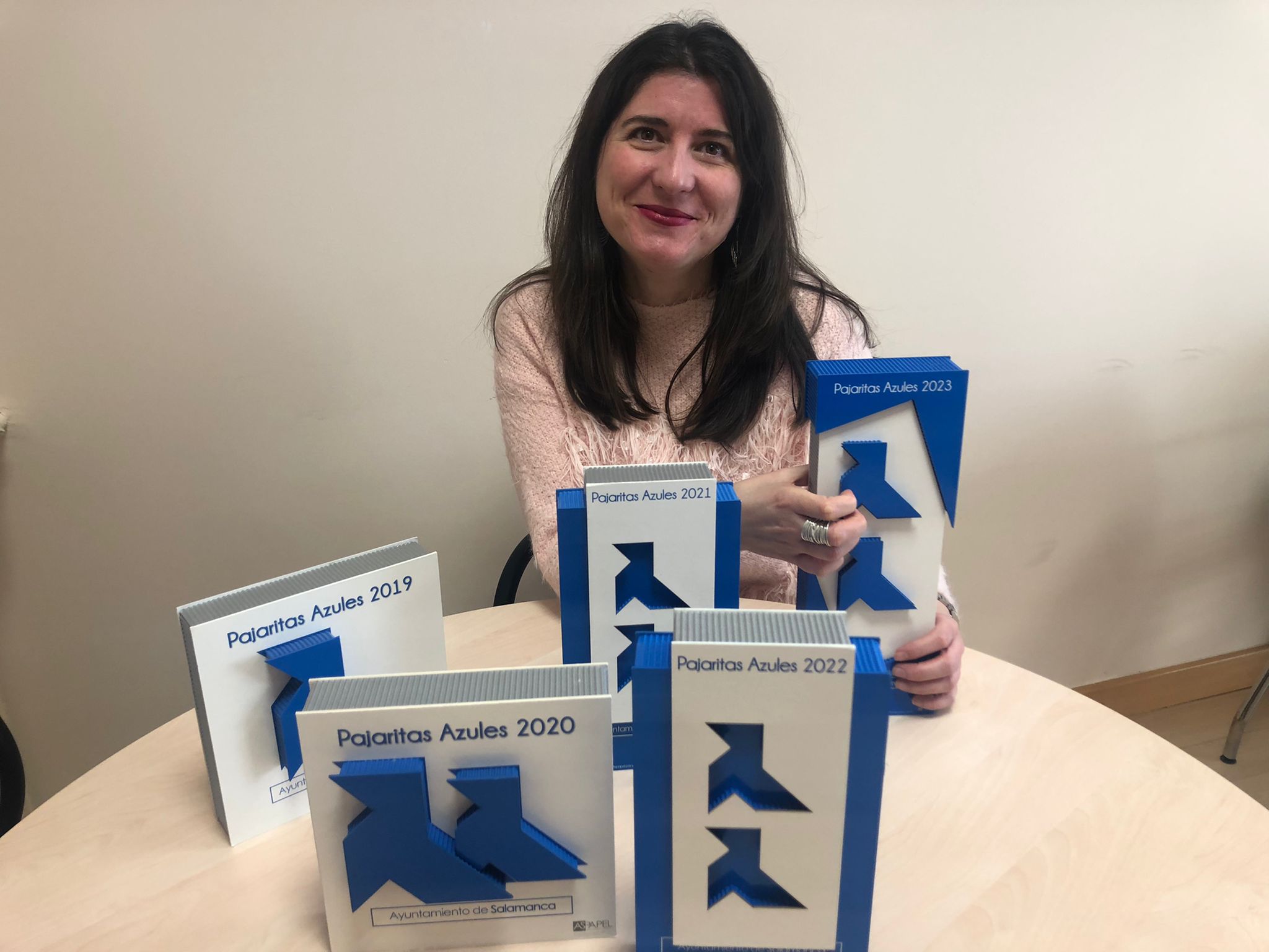 La concejala de Medio Ambiente  Miryam Rodriguez  con las  Pajarita Azul  recibidas estos anos