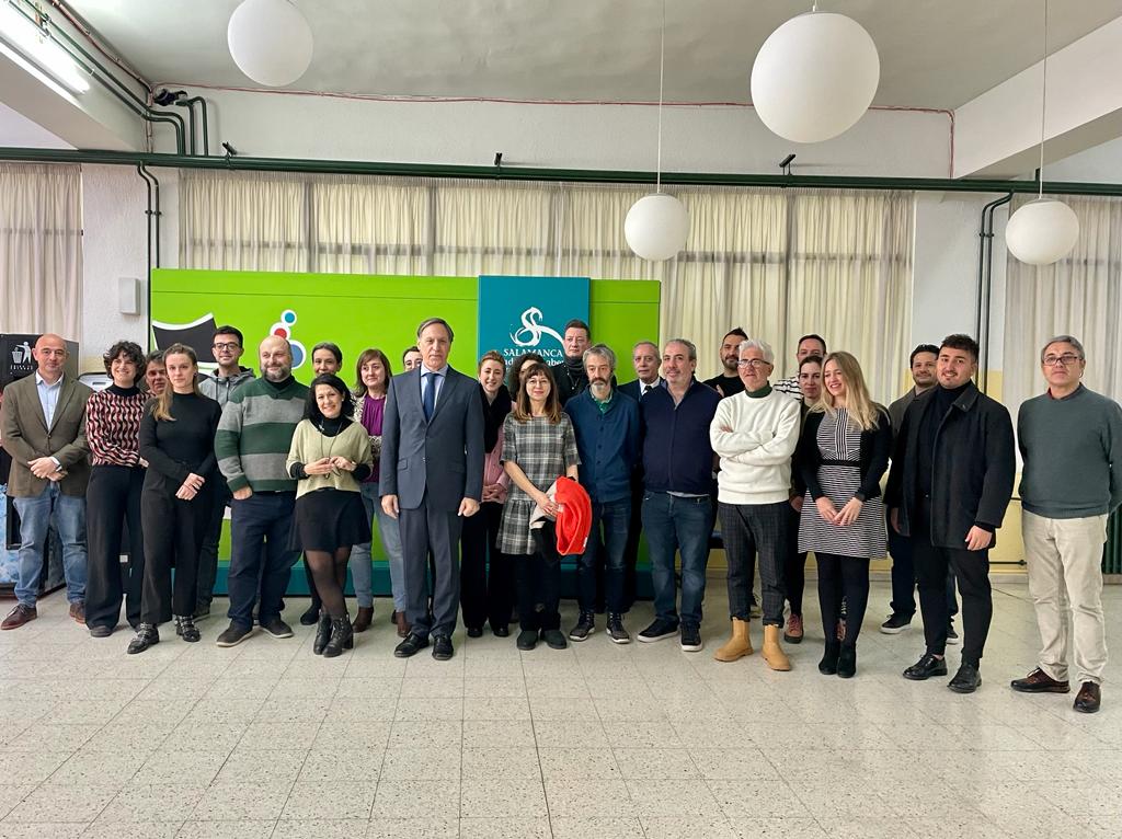 El alcalde de Salamanca junto a profesores de la Escuela Municipal de Musica y Danza