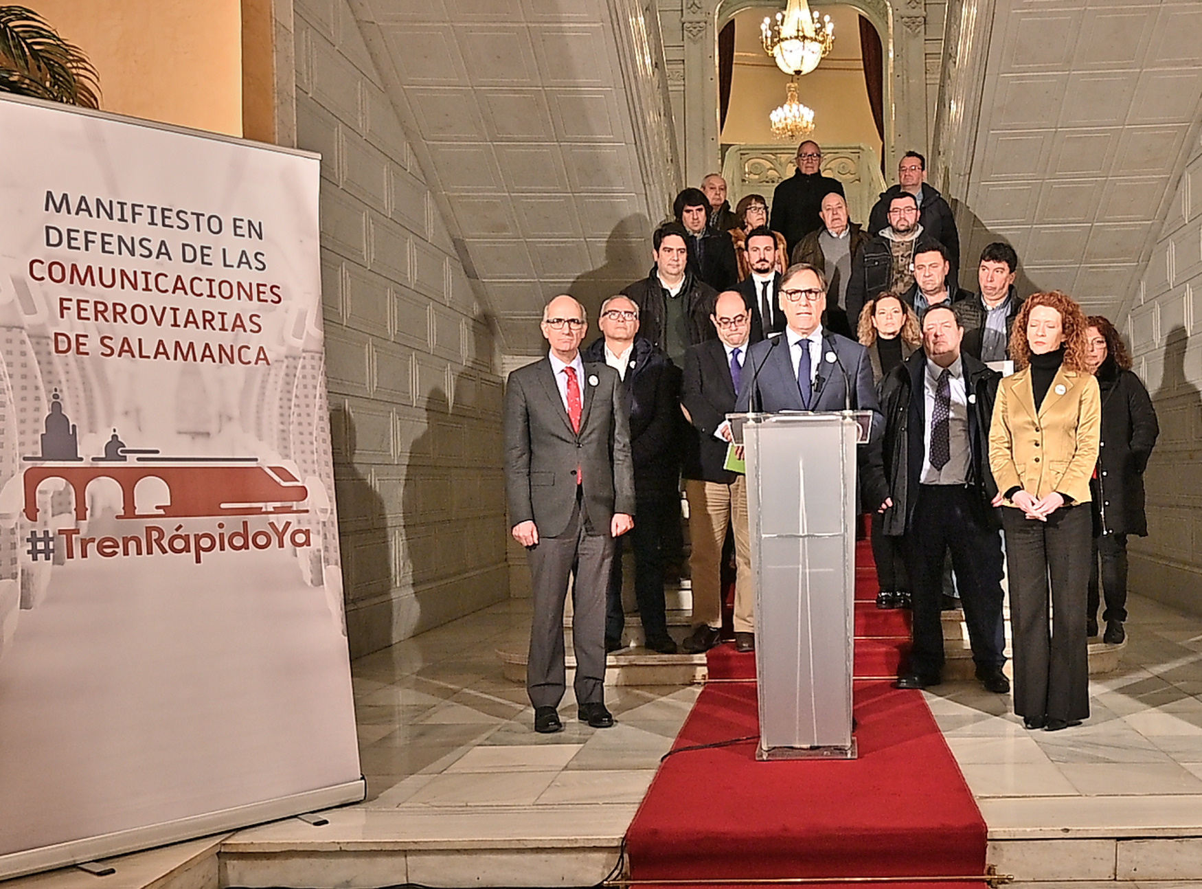 Intervencion del alcalde de Salamanca en el zaguan del Ayuntamiento