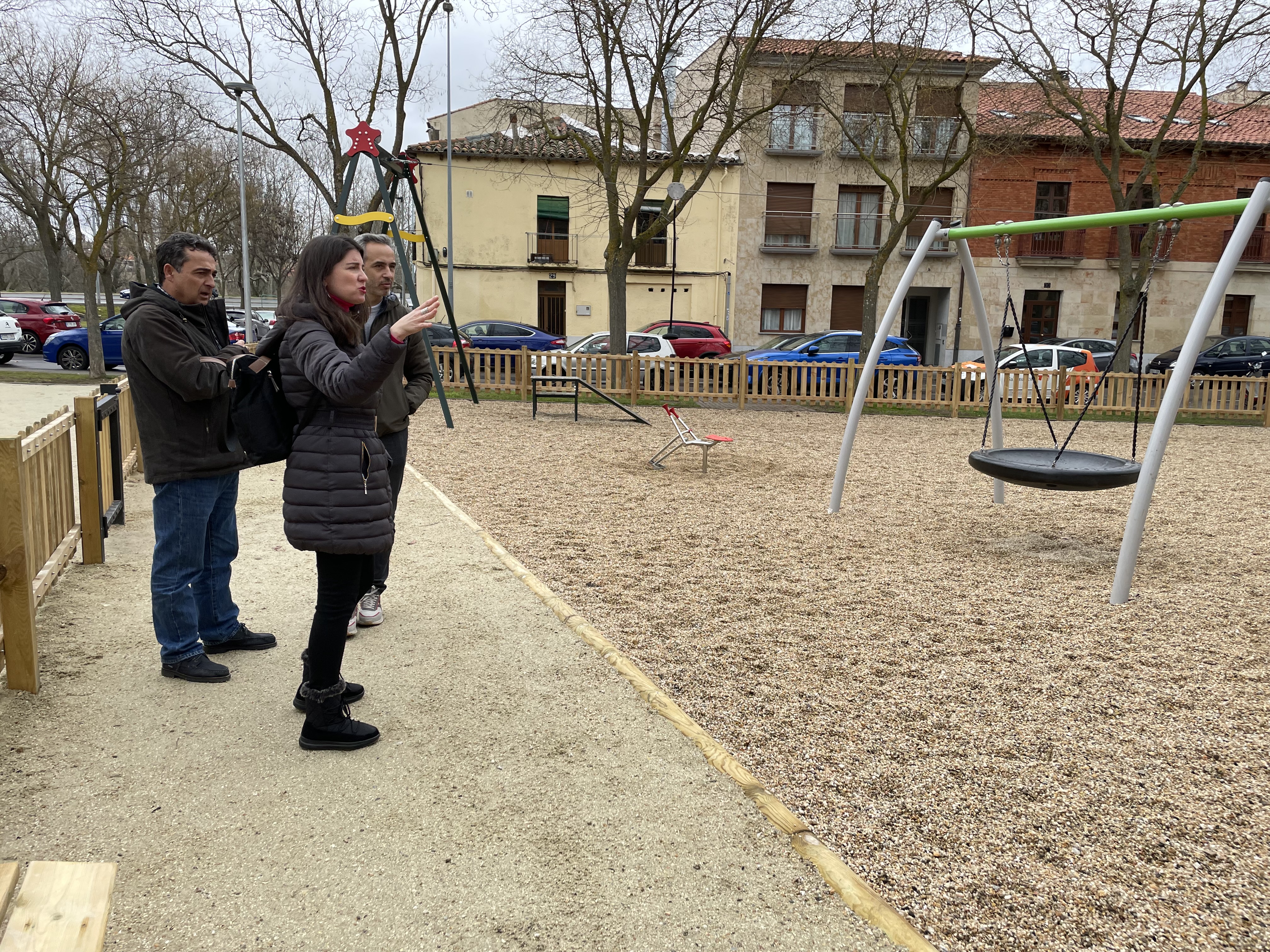 La concejala de Medio Ambiente  Miryam Rodriguez  visita la modernizada Plaza de Poniente