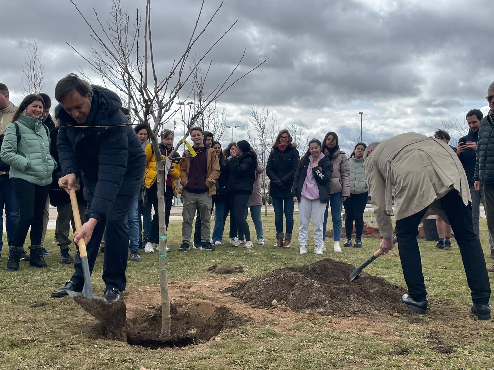 Carlos Gª Carbayo y el rector de la Usal  Ricardo Rivero  en el  Bosque de los Universitarios