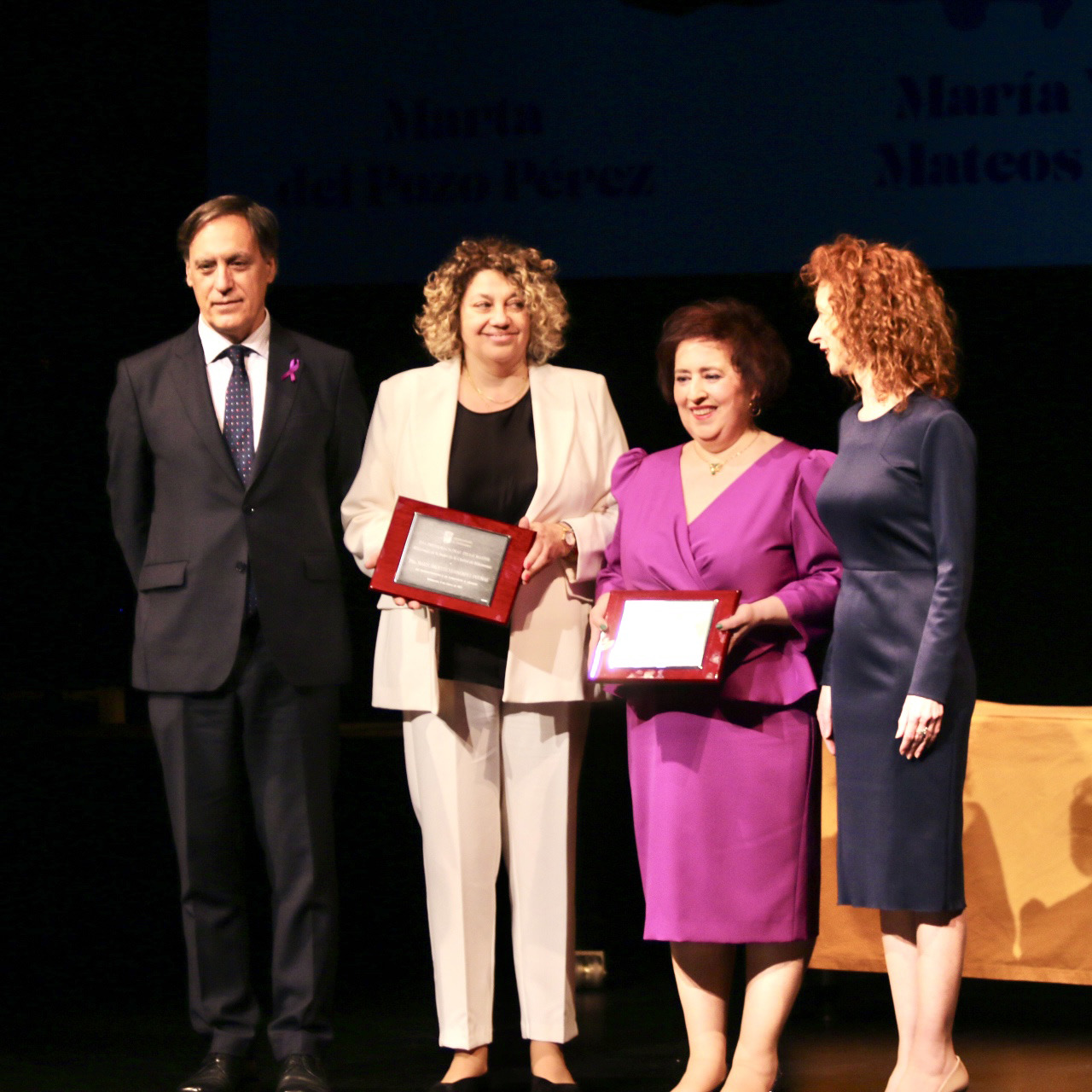 Dos de las tres mujeres homenajeadas  centro  junto a Carlos Garcia Carbayo y Ana Suarez