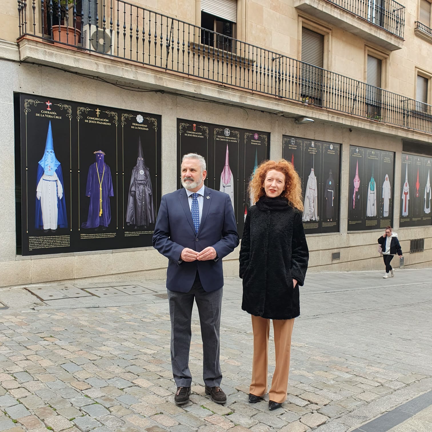Promocion de la Semana Santa con vinilos en diferentes espacios de la ciudad