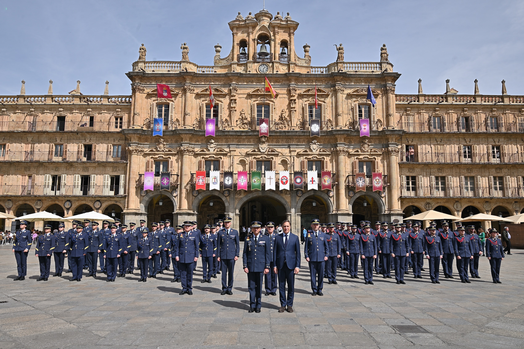 Foto de familia de las dos promocion de la Academia General del Aire en la Plaza Mayor