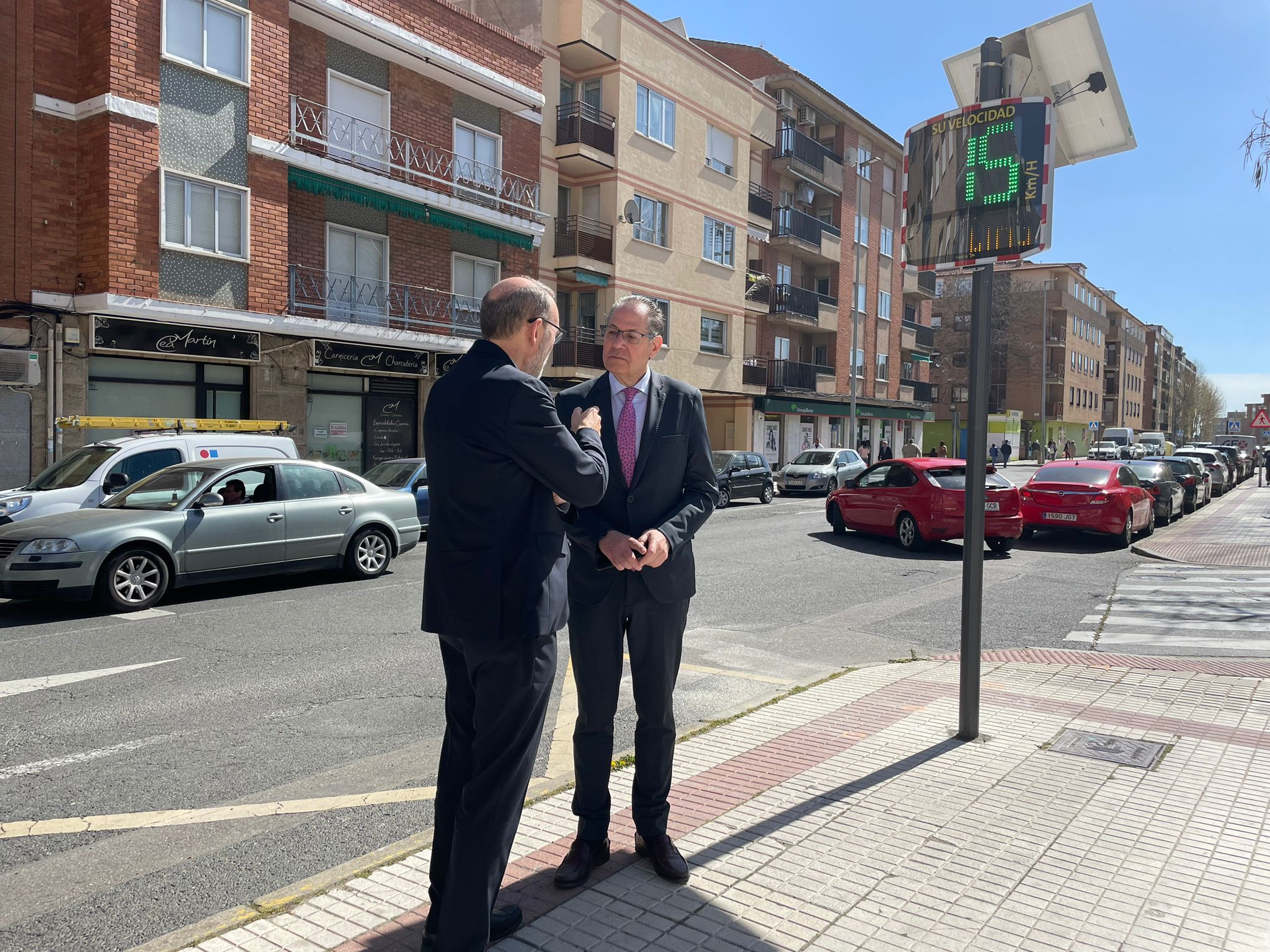 El concejal de Trafico  Fernando Carabias  dcha.  junto a uno de los nuevos radares didacticos