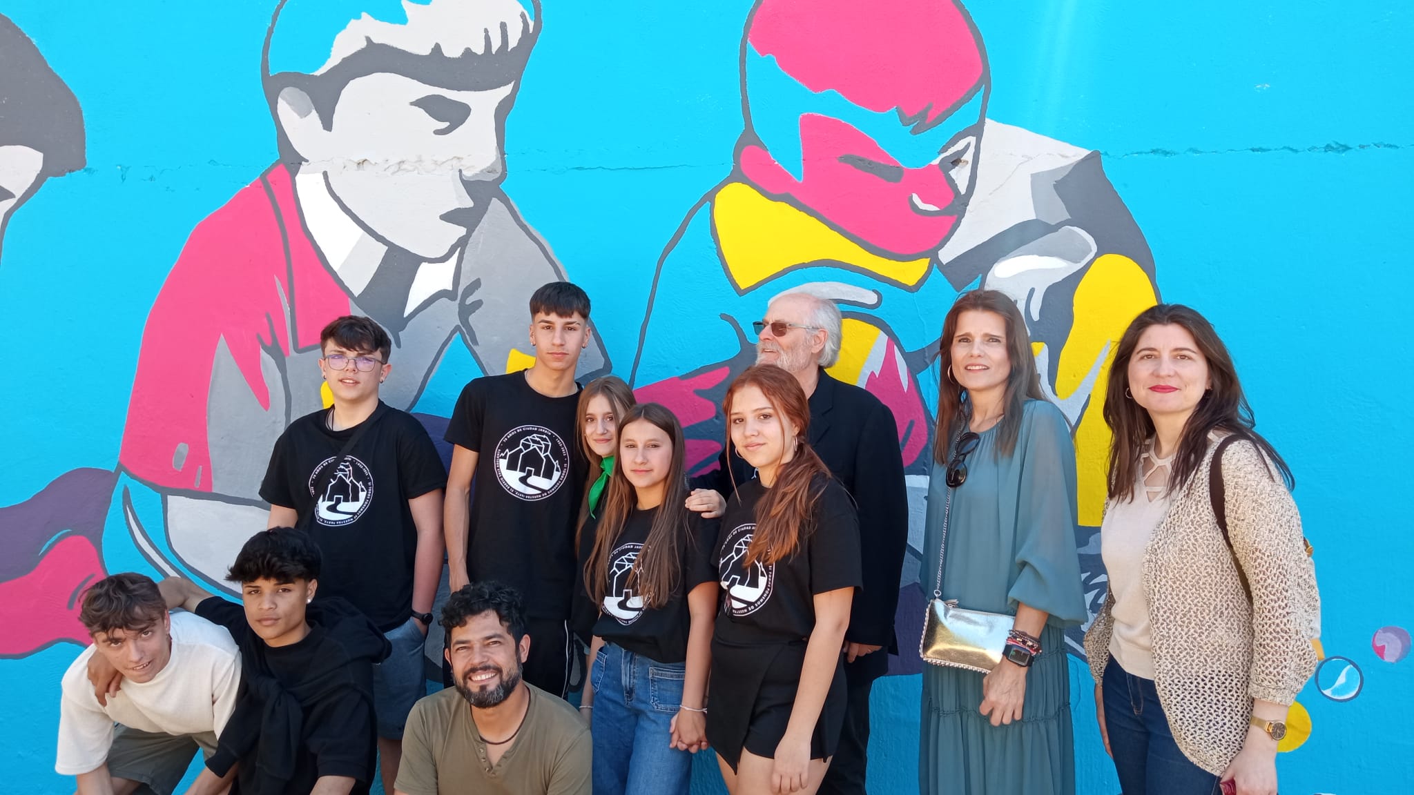 Miryam Rodriguez y Almudena Parres junto al mural con vecinos