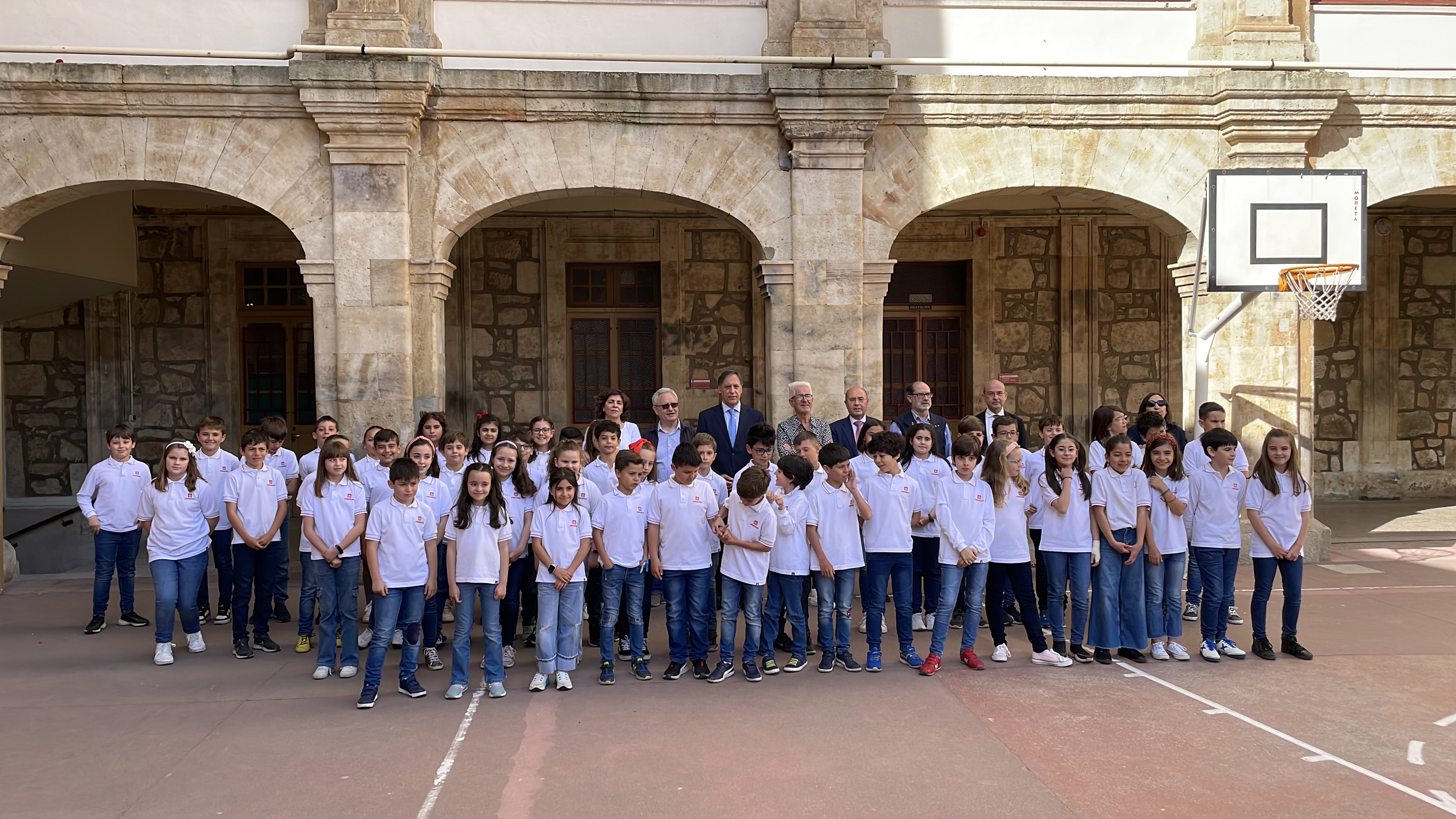 El alcalde y alumnos en el Colegio Maria Auxiliadora