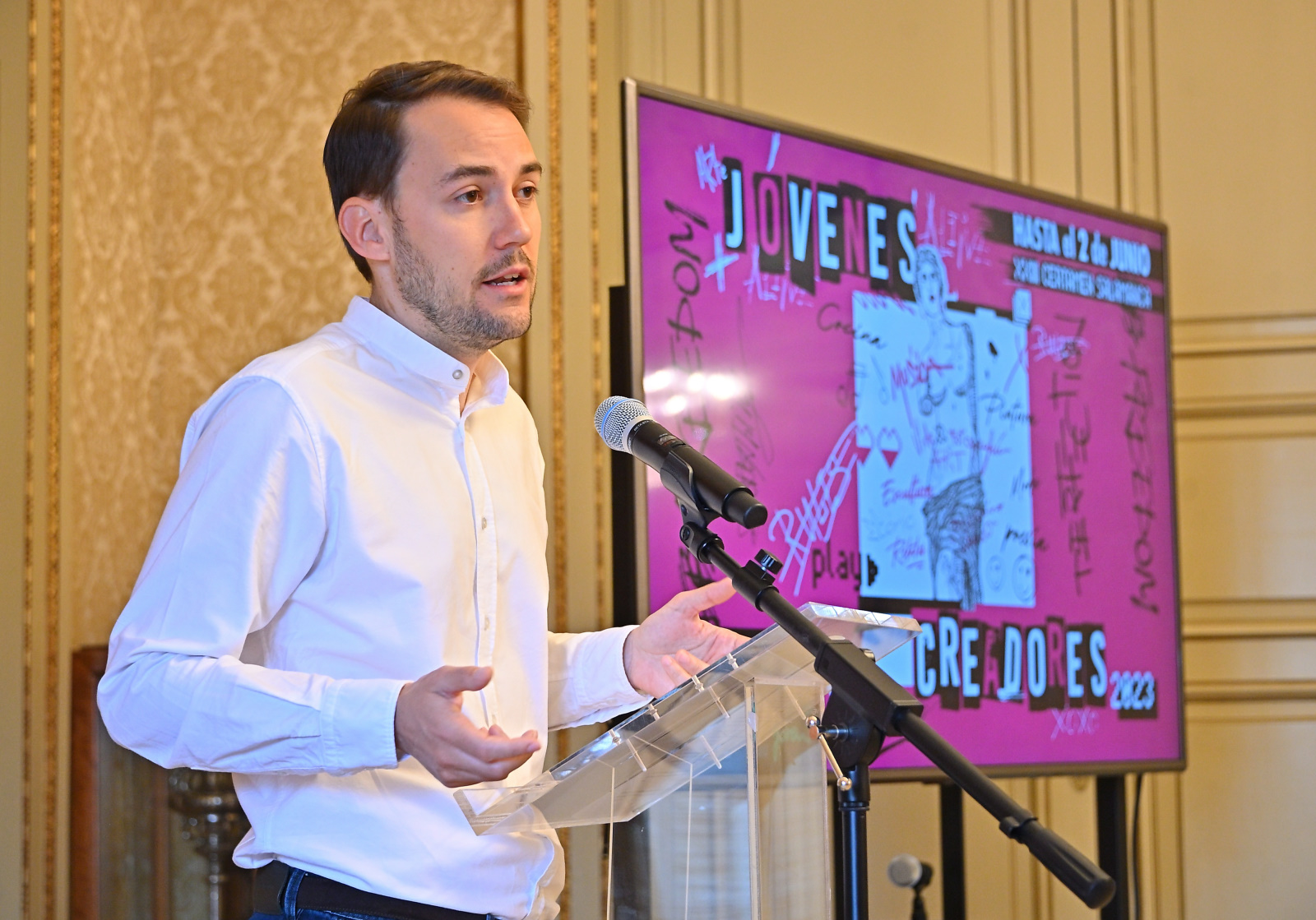 Fernandez Silva  en la presentacion del Certamen Jovenes Creadores