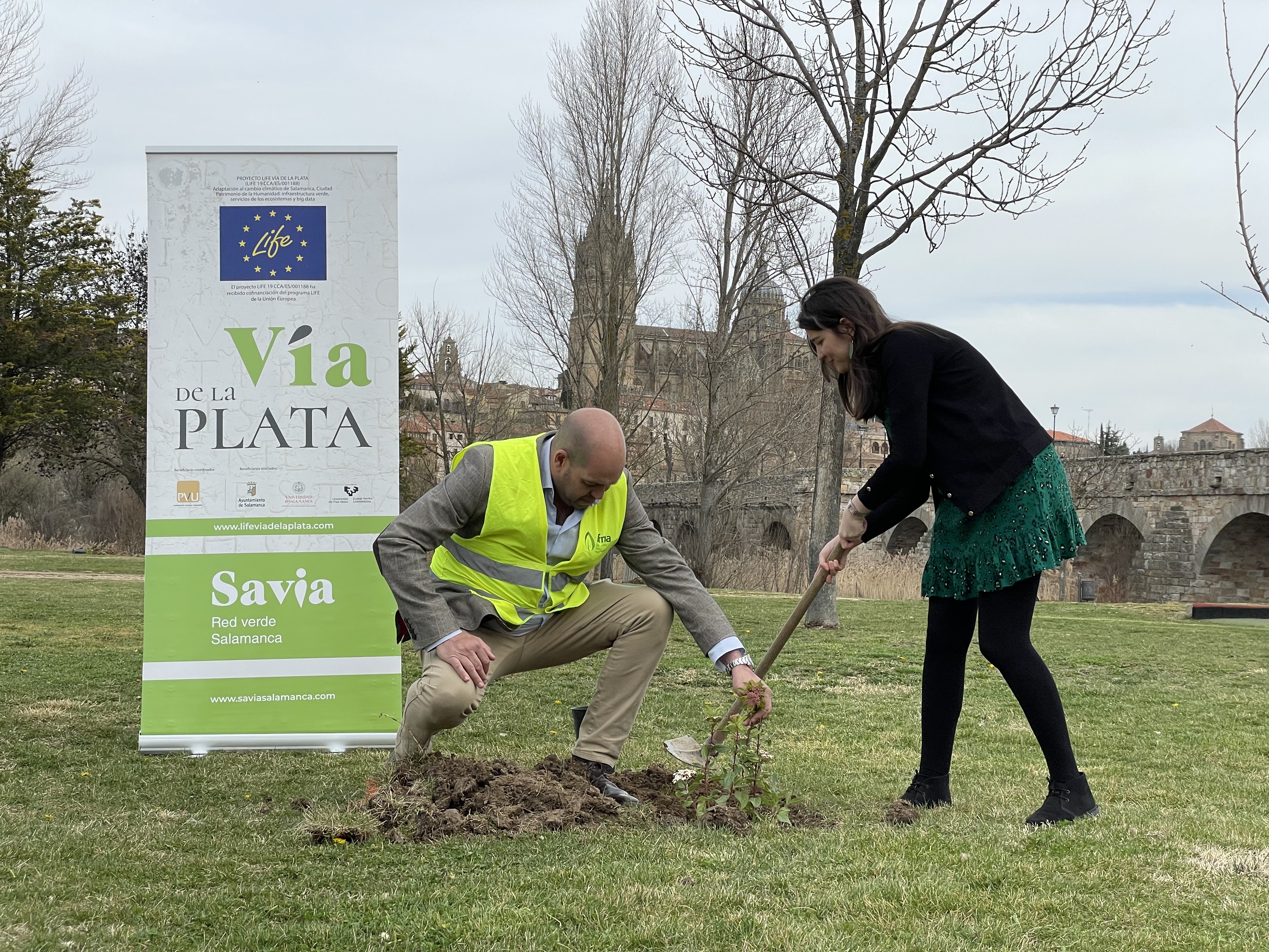 Miryam Rodriguez  participa en una plantacion del proyecto LIFE Via de la Plata