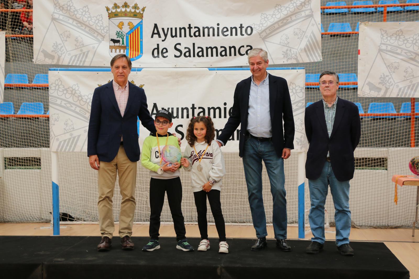 El alcalde y el concejal de Deportes durante la entrega de premios