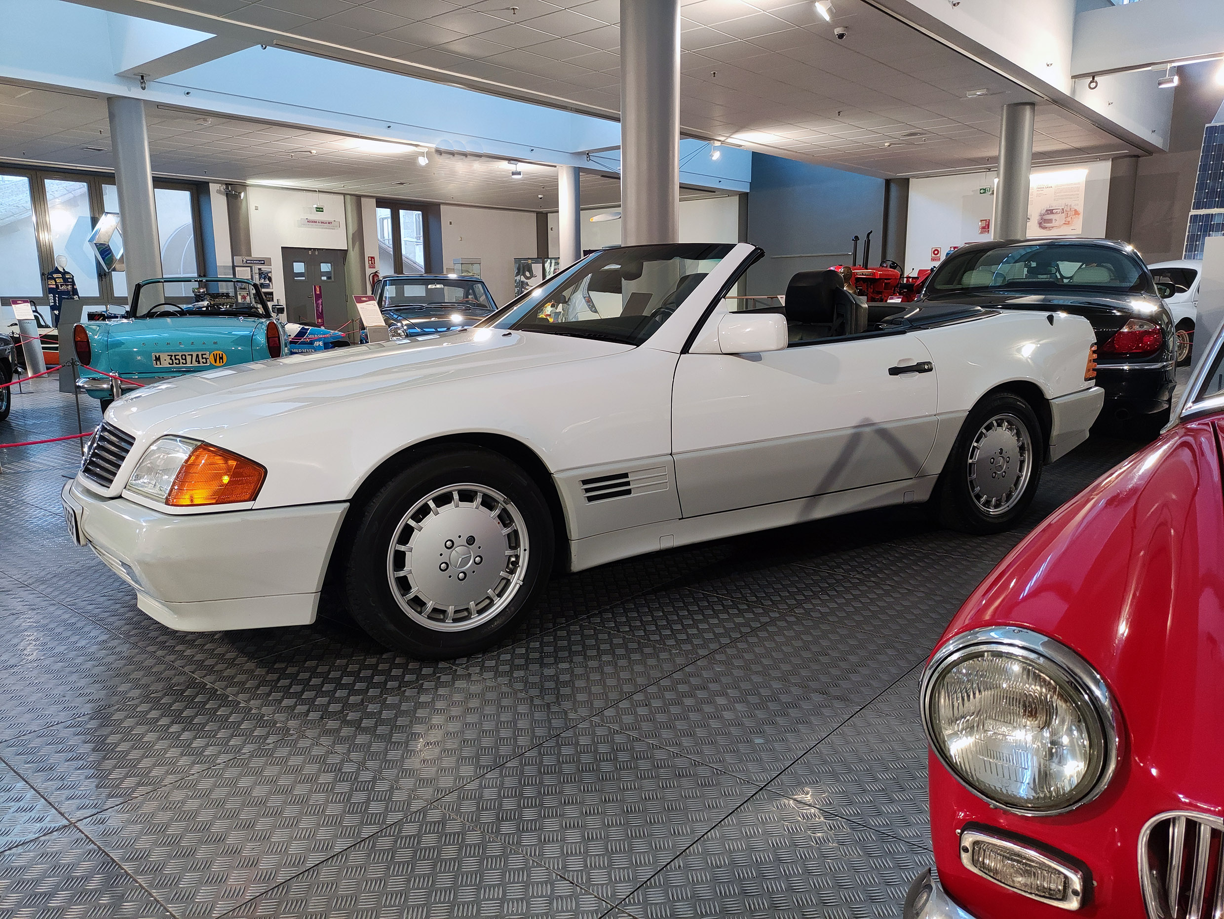 Mercedes Benz 300 SL del ano 1991 del pintor salmantino Zacarias Gonzalez