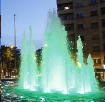 Fuente de la Puerta de Zamora iluminada de verde