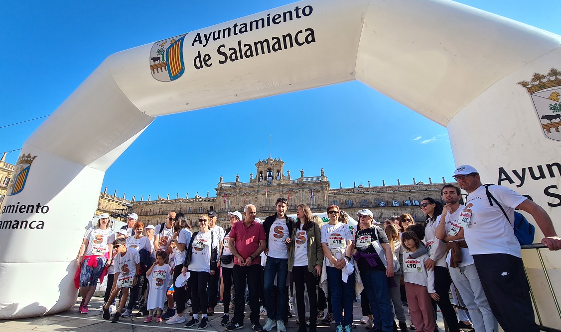 Participantes en la Marcha Savia antes de la salida