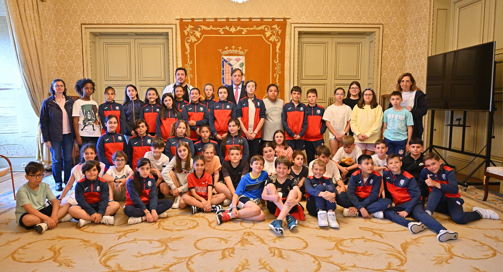 El alcalde de Salamanca  junto a los escolares que han ganado el concurso Aula Patrimonio