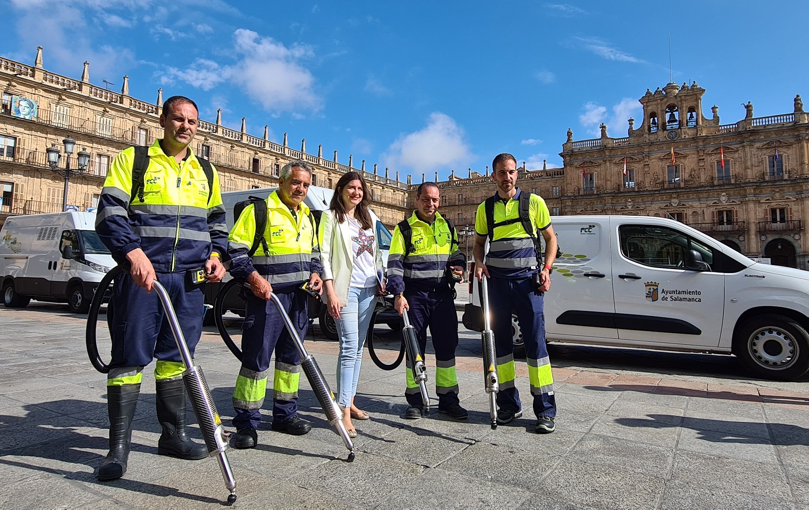 Miryam Rodriguez y operarios del servicio municipal de limpieza