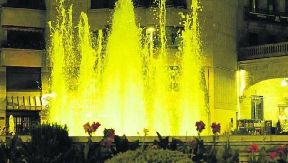Fuente de la Puerta de Zamora de color amarillo