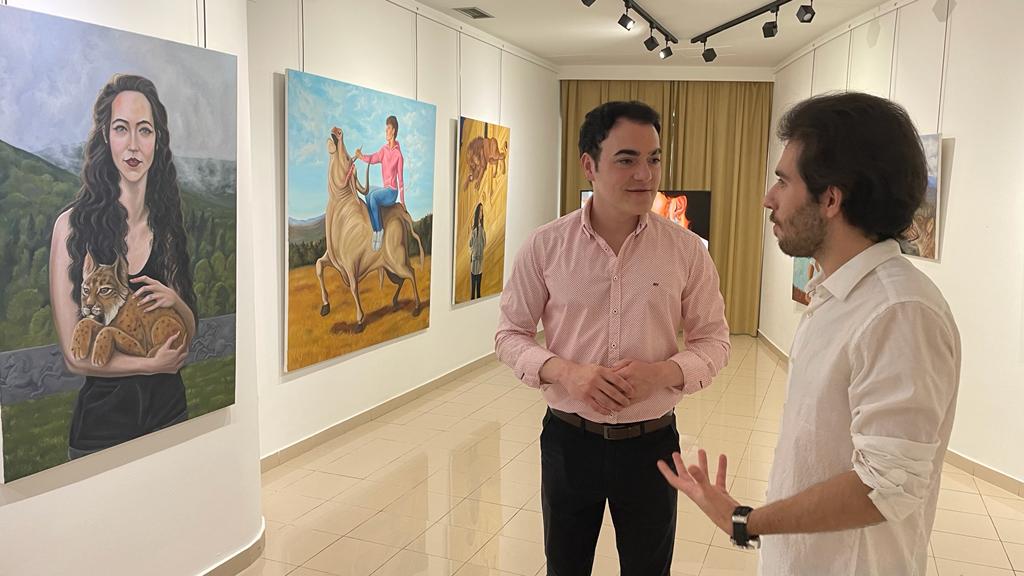 El concejal de Juventud junto al artista Aaron Rueda Benito