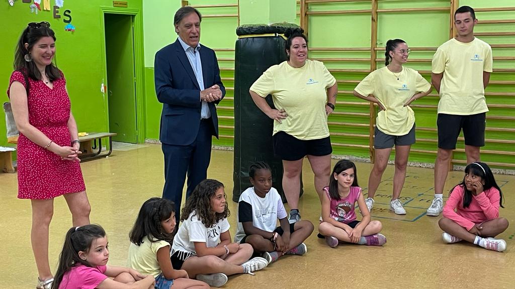 Carbayo y Rodriguez  en su visita a la ludoteca en el CEIP Rufino Blanco