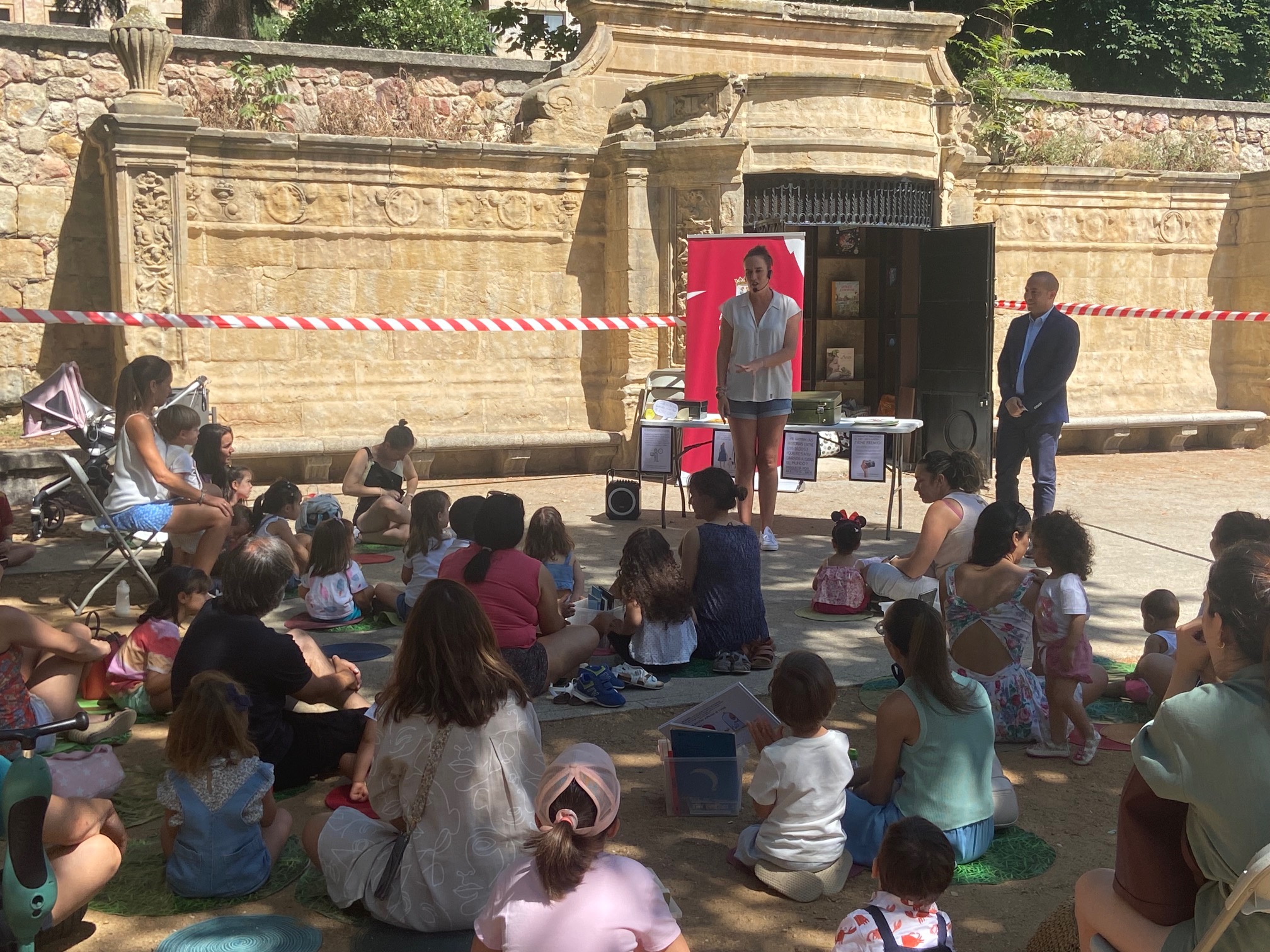 El concejal de Educacion  en su visita a la actividad  Al aire libro