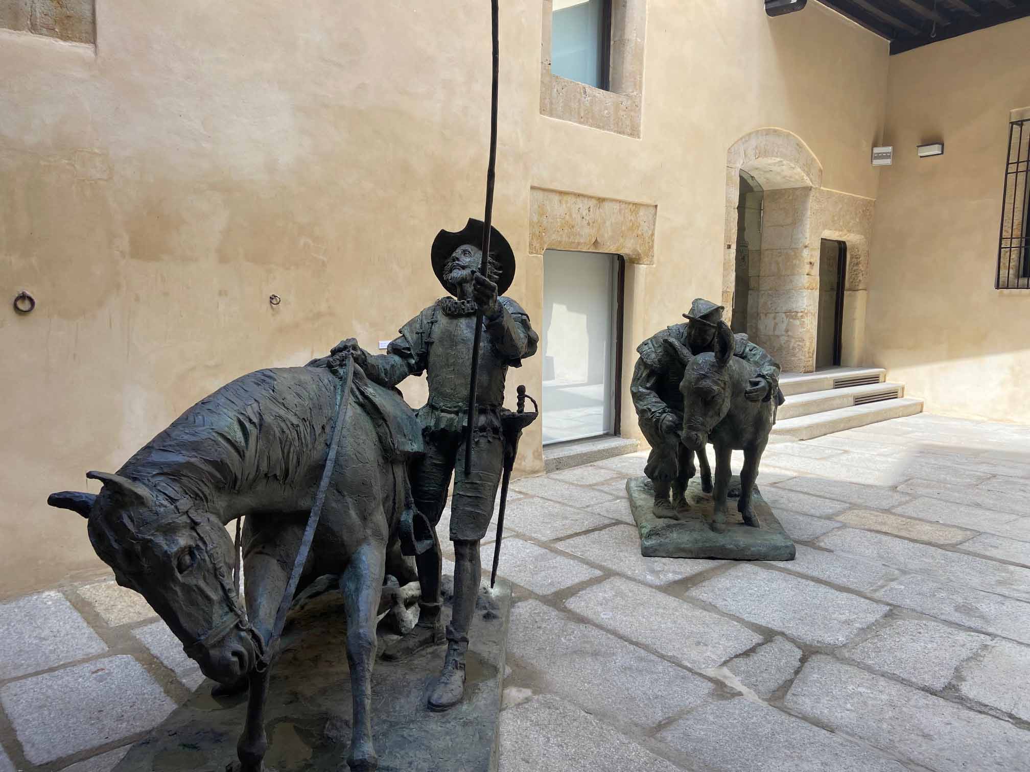 Dos esculturas de Fernando Mayoral expuestas en la Torre de los Anaya