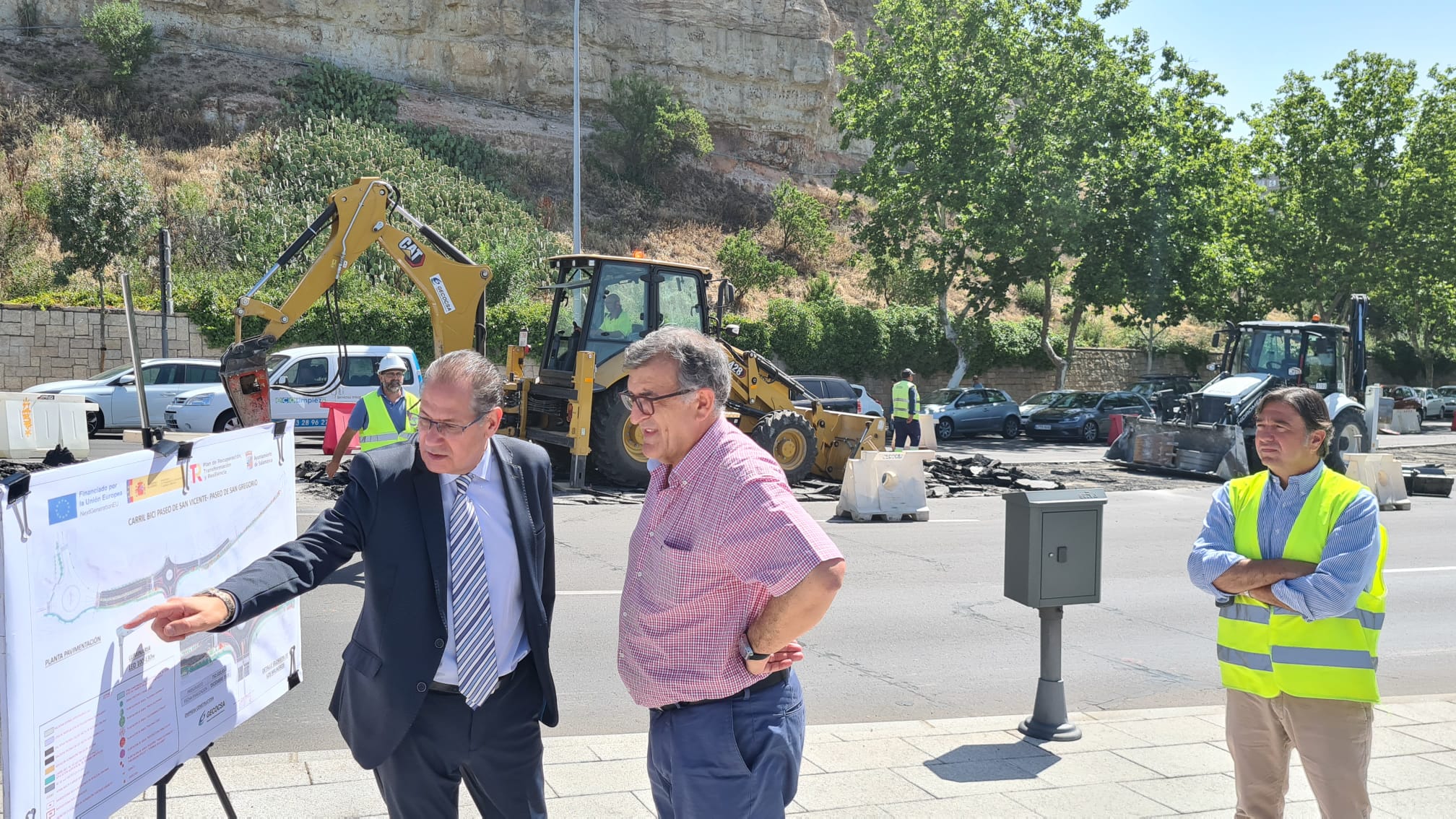 Carabias mostrando en el plano el nuevo tramo del carril bici