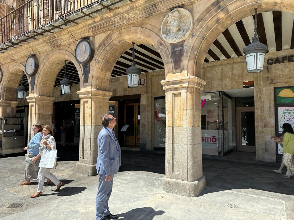 Nuevo medallon dedicado a Alfonso IX de Leon en la Plaza Mayor
