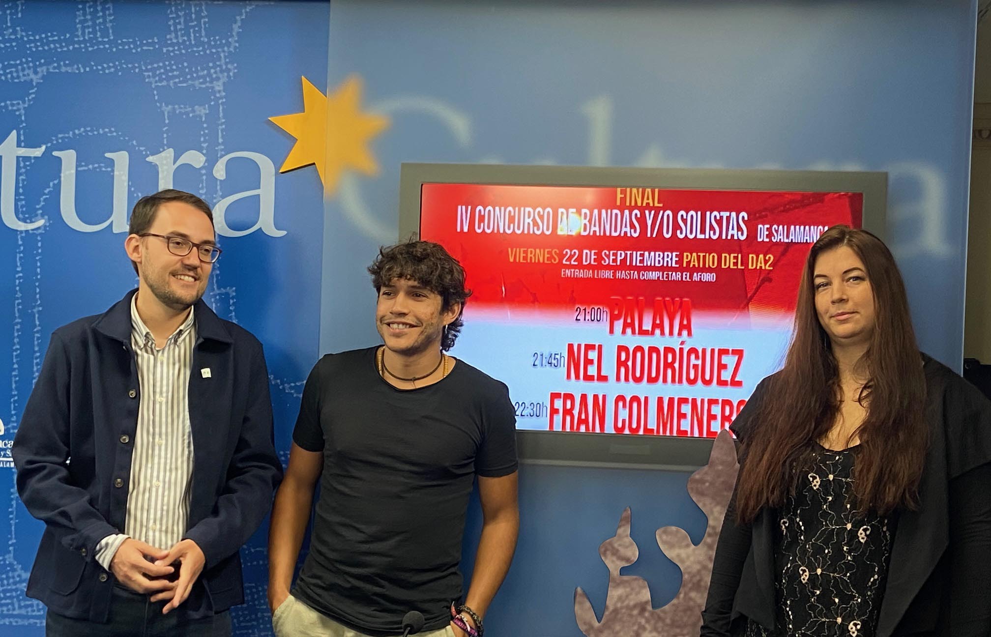 Angel Fernandez junto a representantes de las bandas finalistas