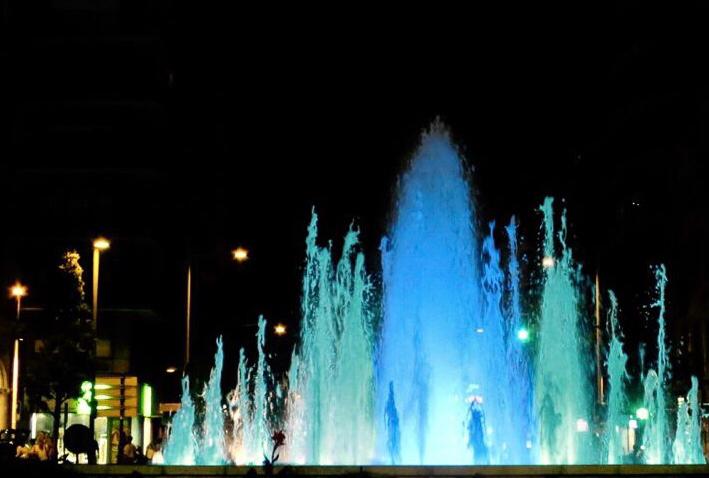 Fuente de la Puerta Zamora iluminada de verde y azul