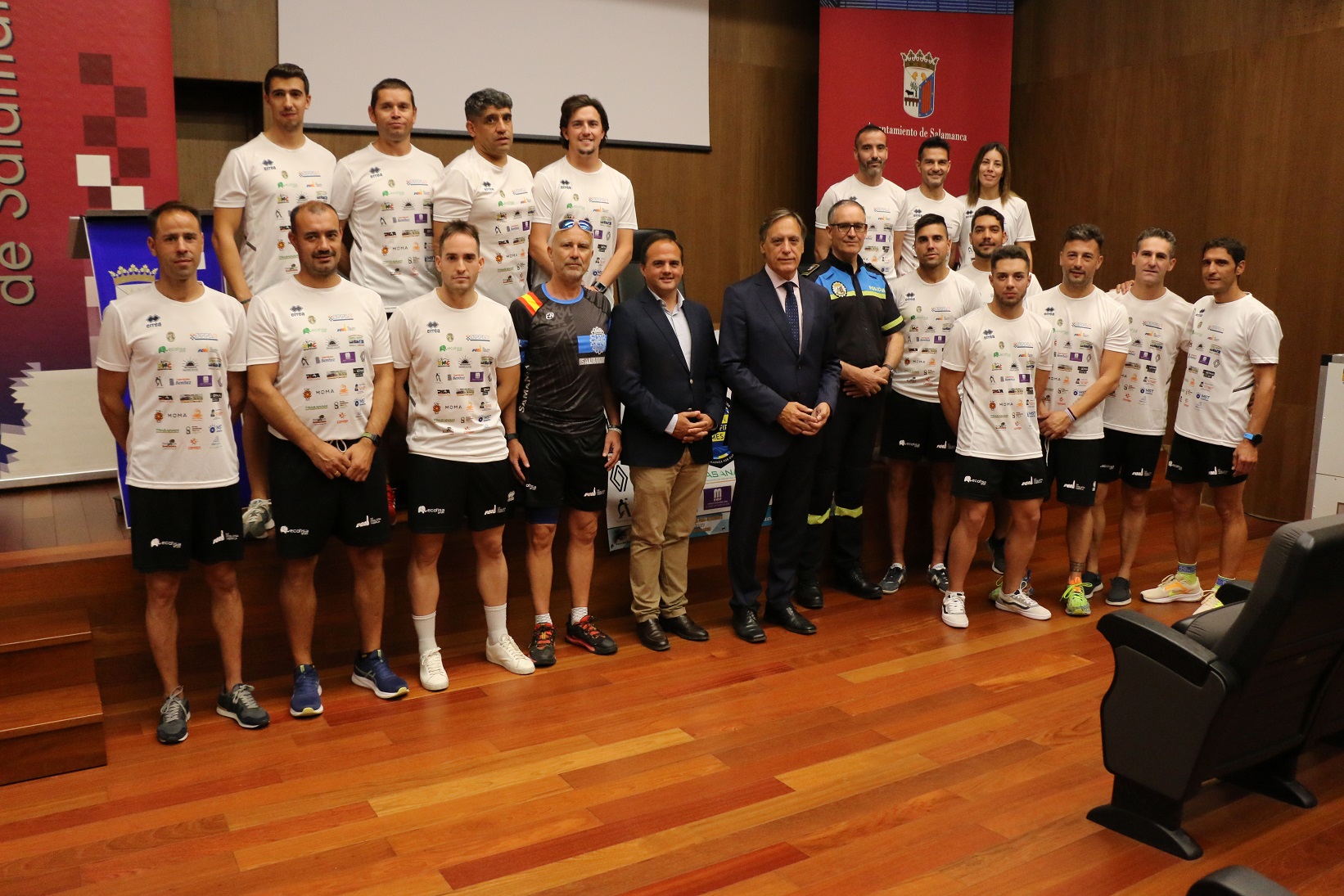 Carlos Garcia Carbayo y Angel Molina junto a los policias