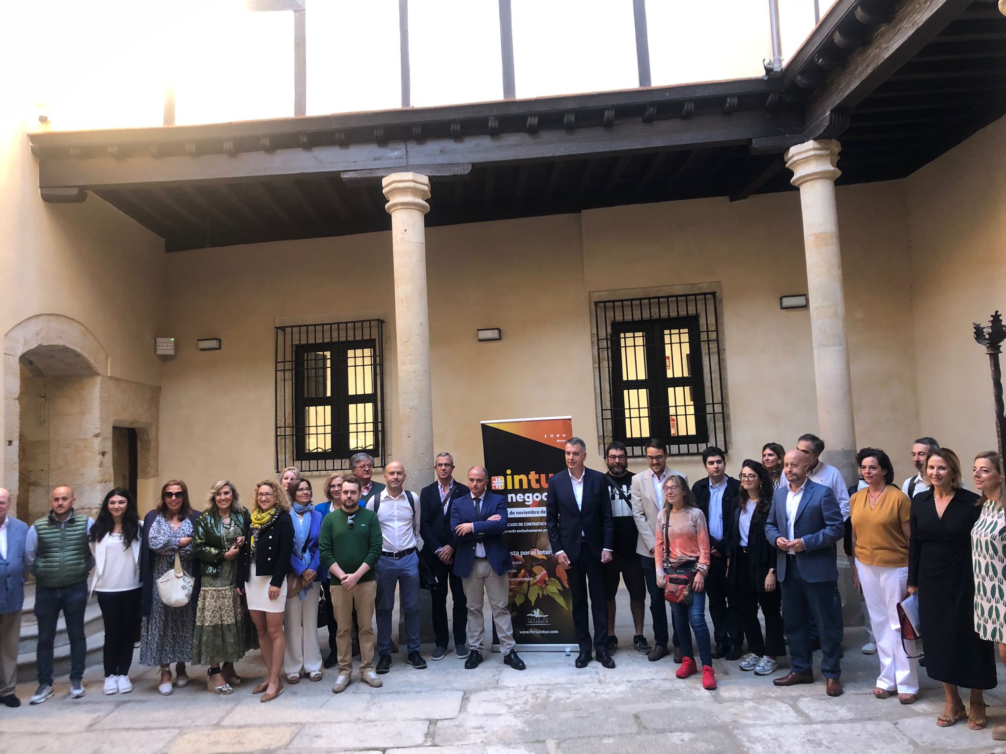 Participantes en el encuentro en la Torre de Anaya