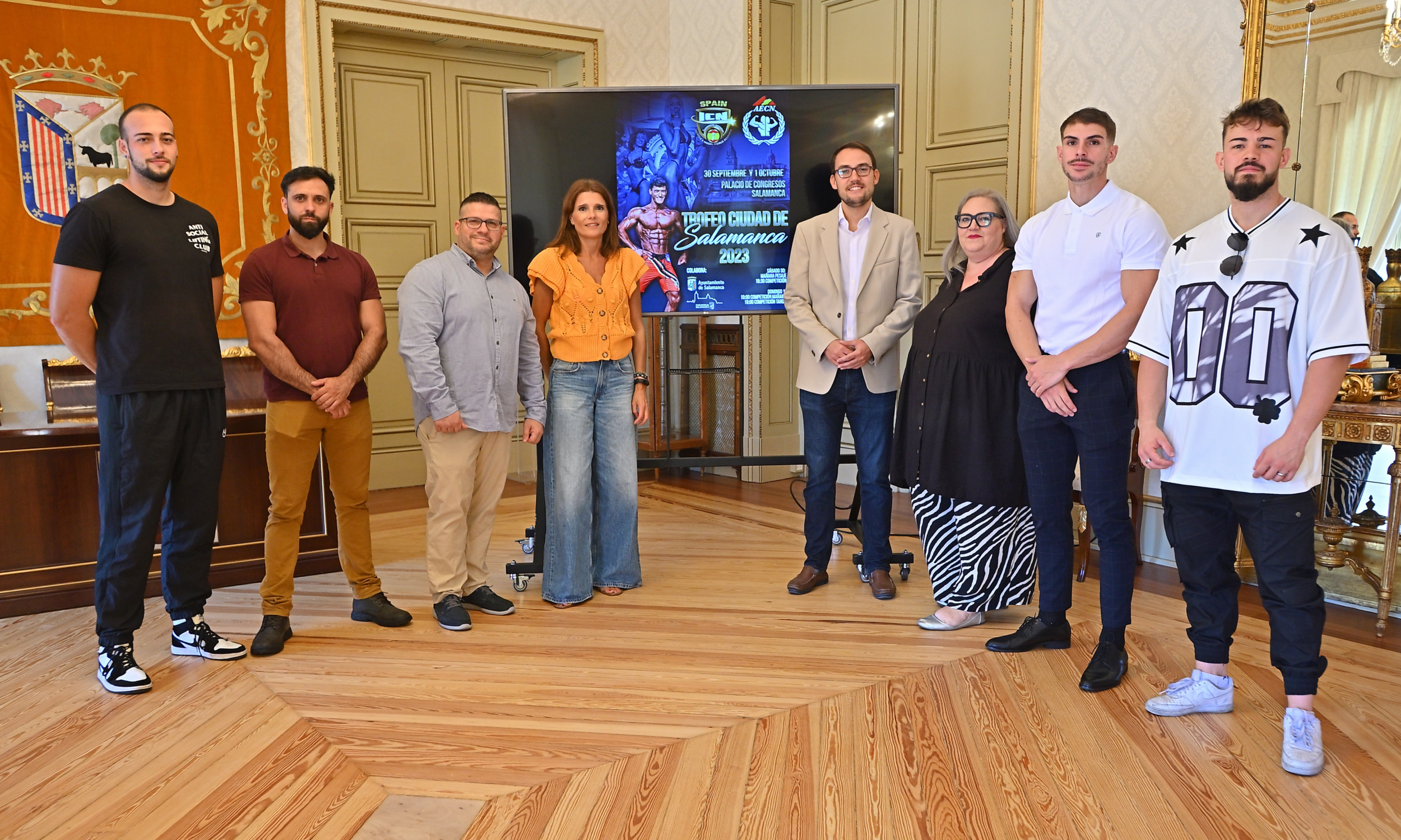 Almudena Parres y Angel Fernandez con miembros de la organizacion