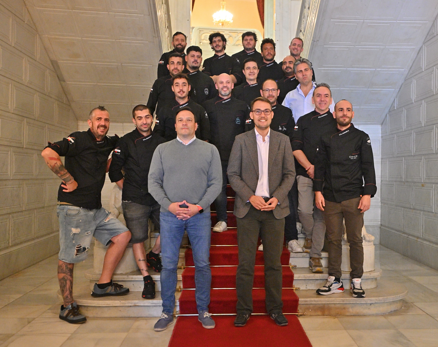 Angel Fernandez y representantes del sector hostelero salmantino