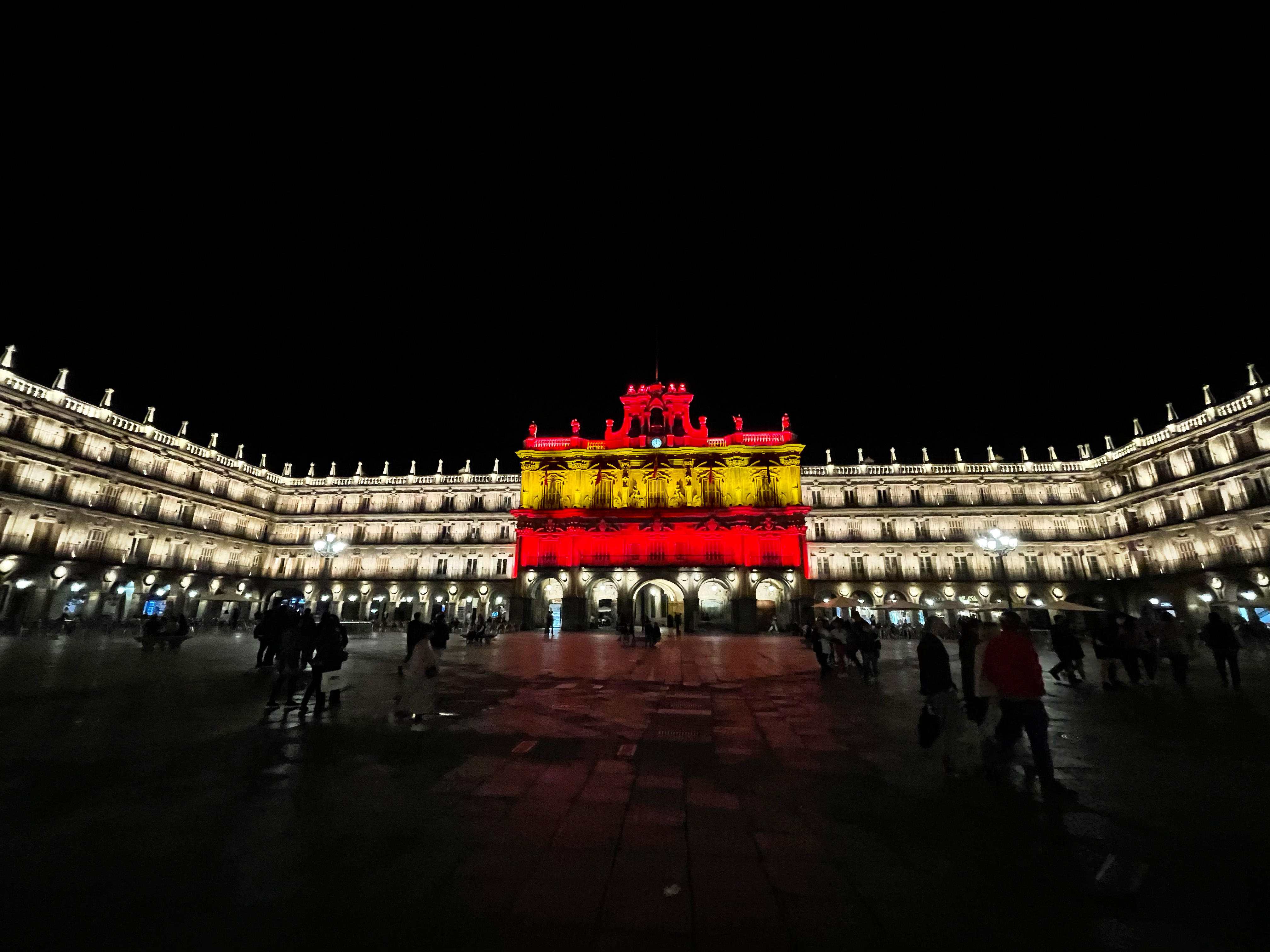 La fachada del Ayuntamiento con los colores de la bandera de Espana