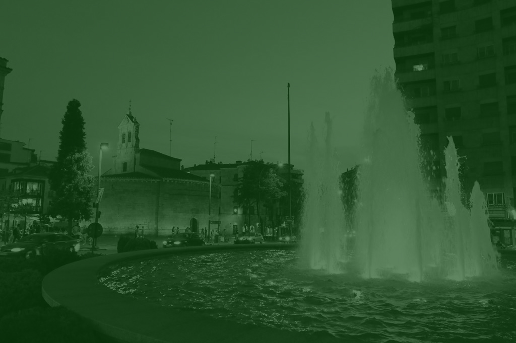 La fuente de la Puerta de Zamora se ilumina de verde con motivo del Dia Mundial de la Vision