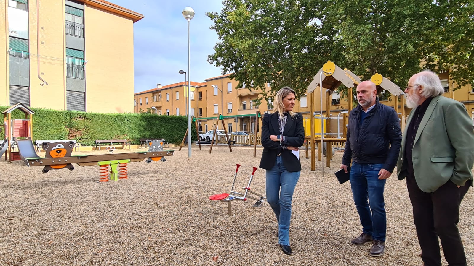 Coca  en su visita a la renovada zona de juegos infantiles en Ciudad Jardin