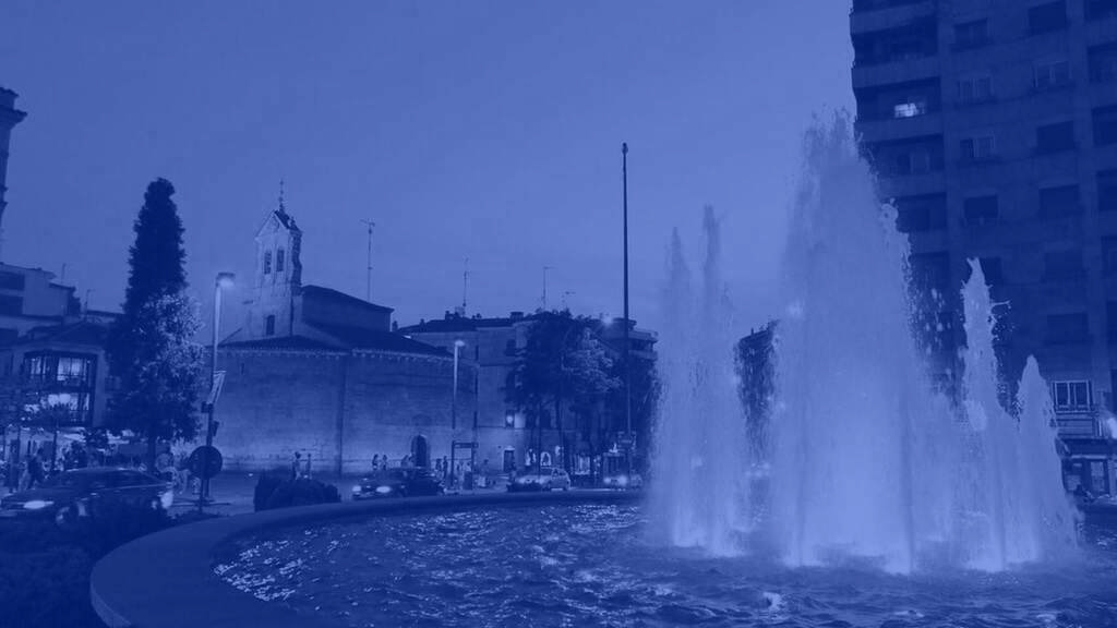 La fuente de la Puerta Zamora de azul con motivo del Dia Nacional de la Espondilitis Anquilosante