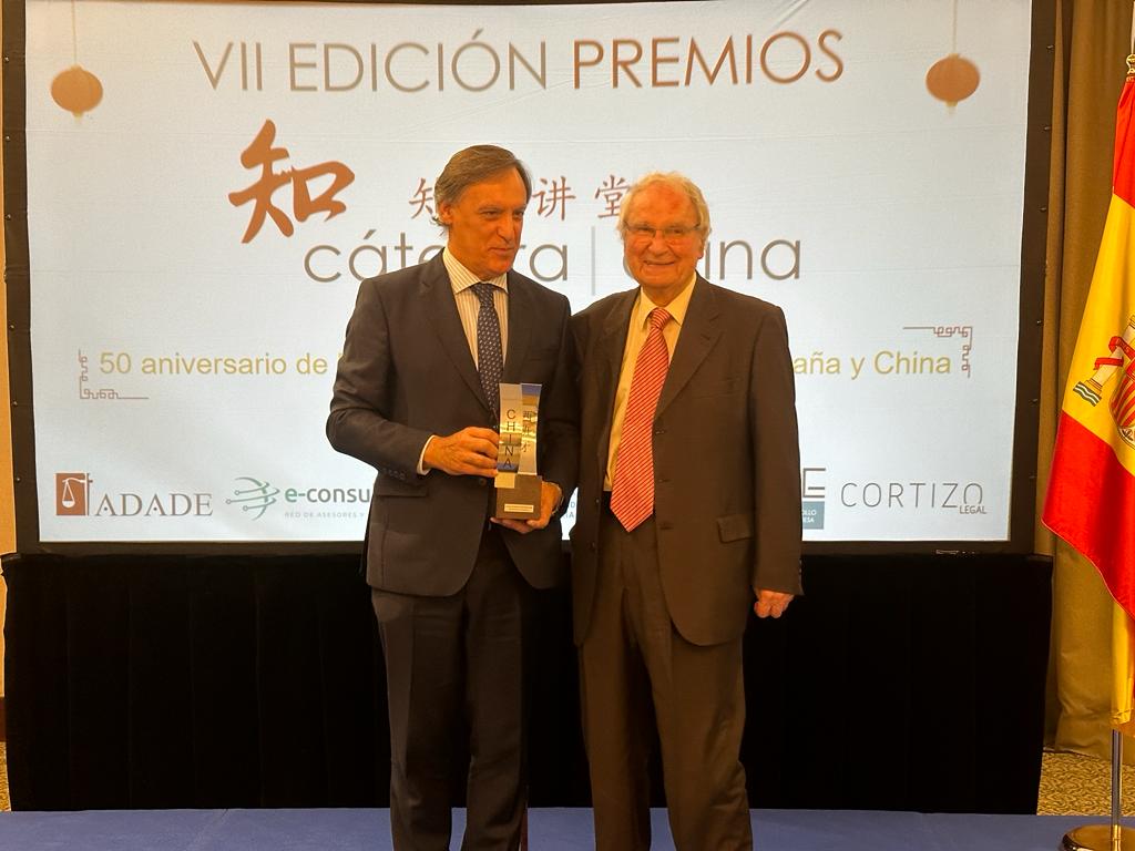 Garcia Carbayo (izda.) recoge el premio catedra china al ayuntamiento de salamanca