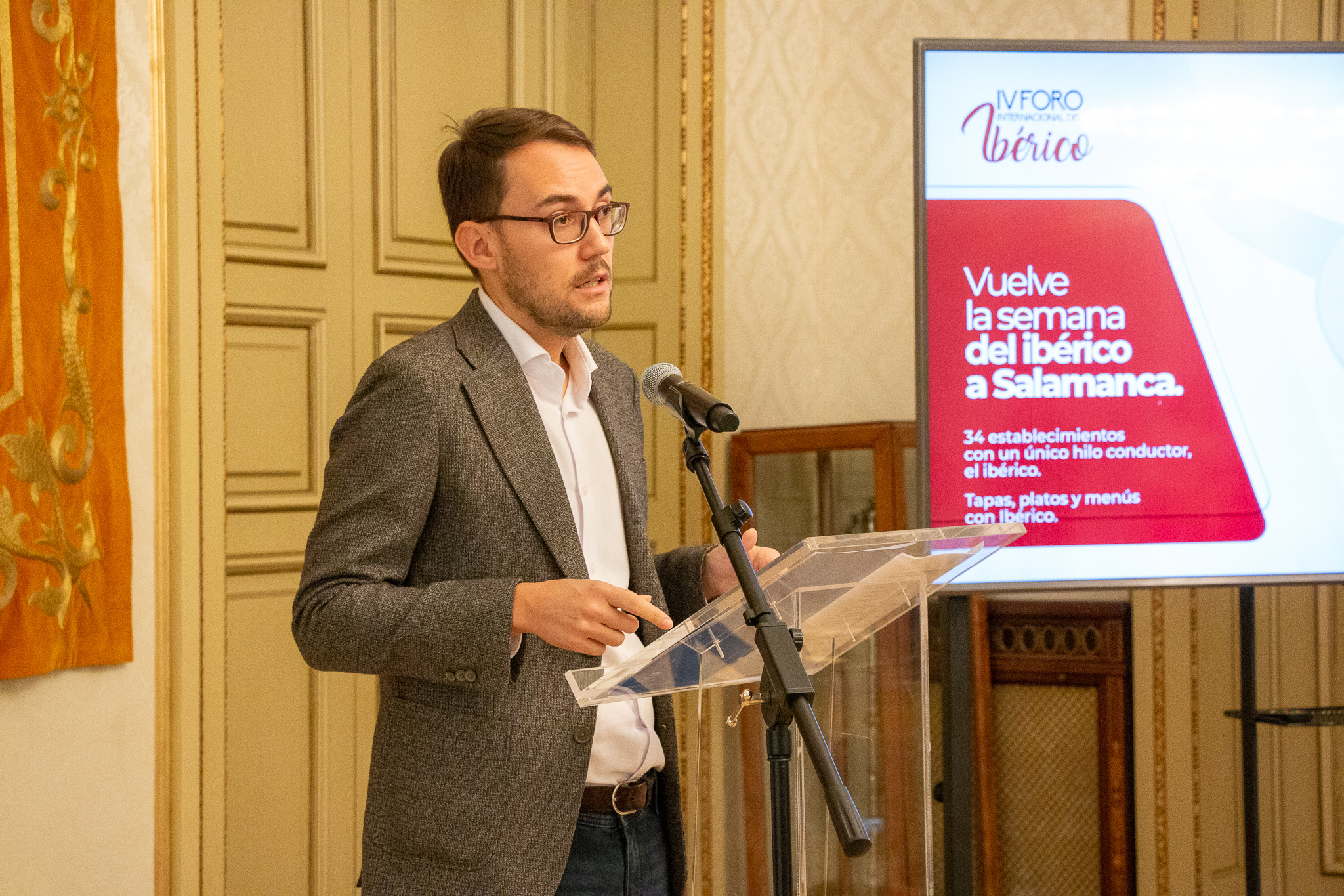 Angel Fernandez Silva presentando las actividades del IV Foro Internacional del Iberico
